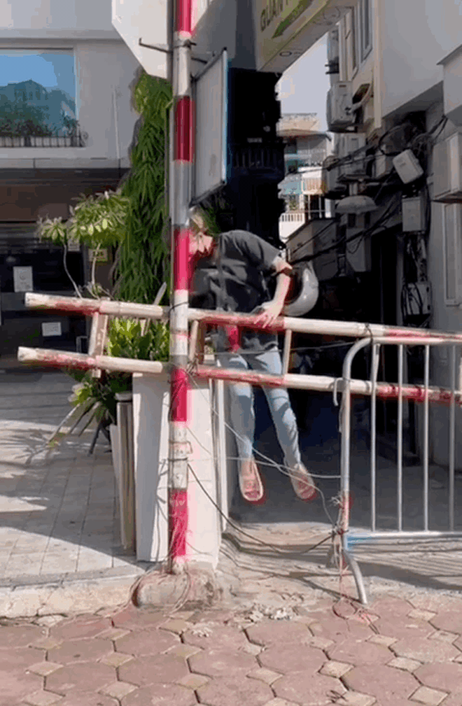 Mới đây, TikToker An trẻ trâu tiếp tục khiến cư dân mạng dấy lên tranh cãi khi cô hồn nhiên đăng clip khoe mình "vượt rào", thông chốt trong một con hẻm.