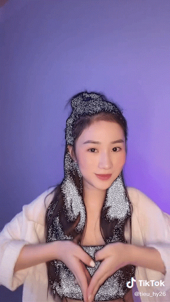 Tuy nhiên, thay vì cười tươi rói hoặc hát theo lời ca khúc như bình thường thì xuyên suốt clip mới, Tiểu Hý gần như giữ gương mặt lạnh tanh hoàn toàn.