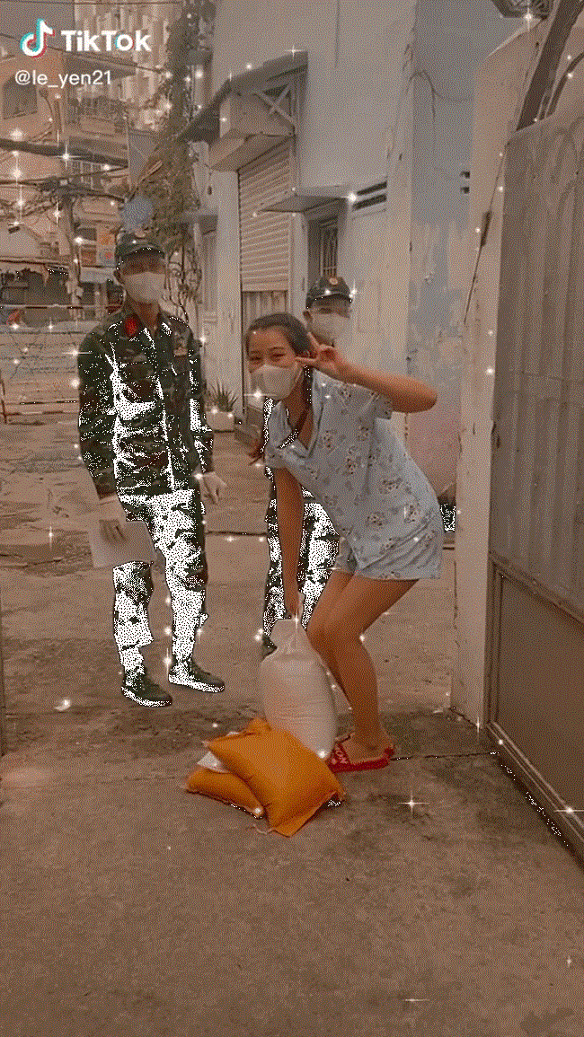 Hình ảnh hội chị em hớn hở nhận lương thực được các chiến sĩ chống dịch tuyến đầu đưa tới cửa làm ai cũng bày tỏ "cưng muốn xỉu".