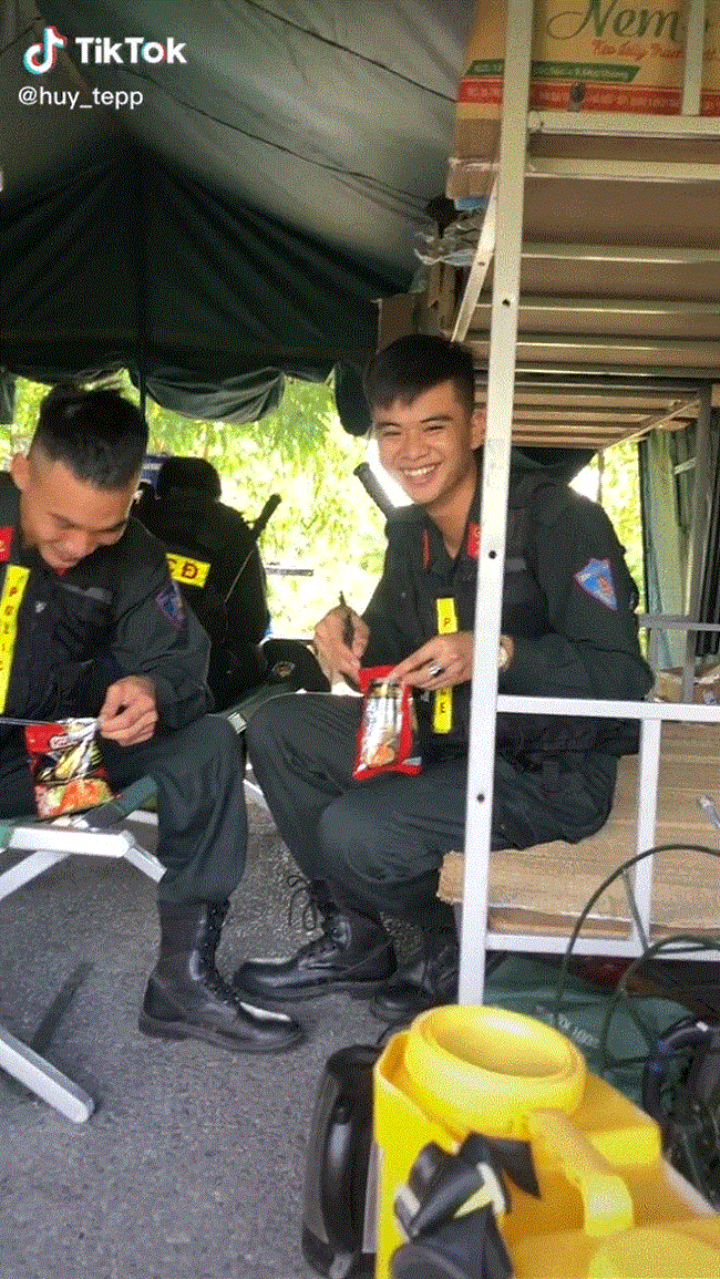 Trước đó, không ít khoảnh khắc các chiến sĩ công an chống dịch vừa điển trai dù mệt mỏi nhưng vẫn cười tươi rói khiến bao dân mạng phải "xin chết".