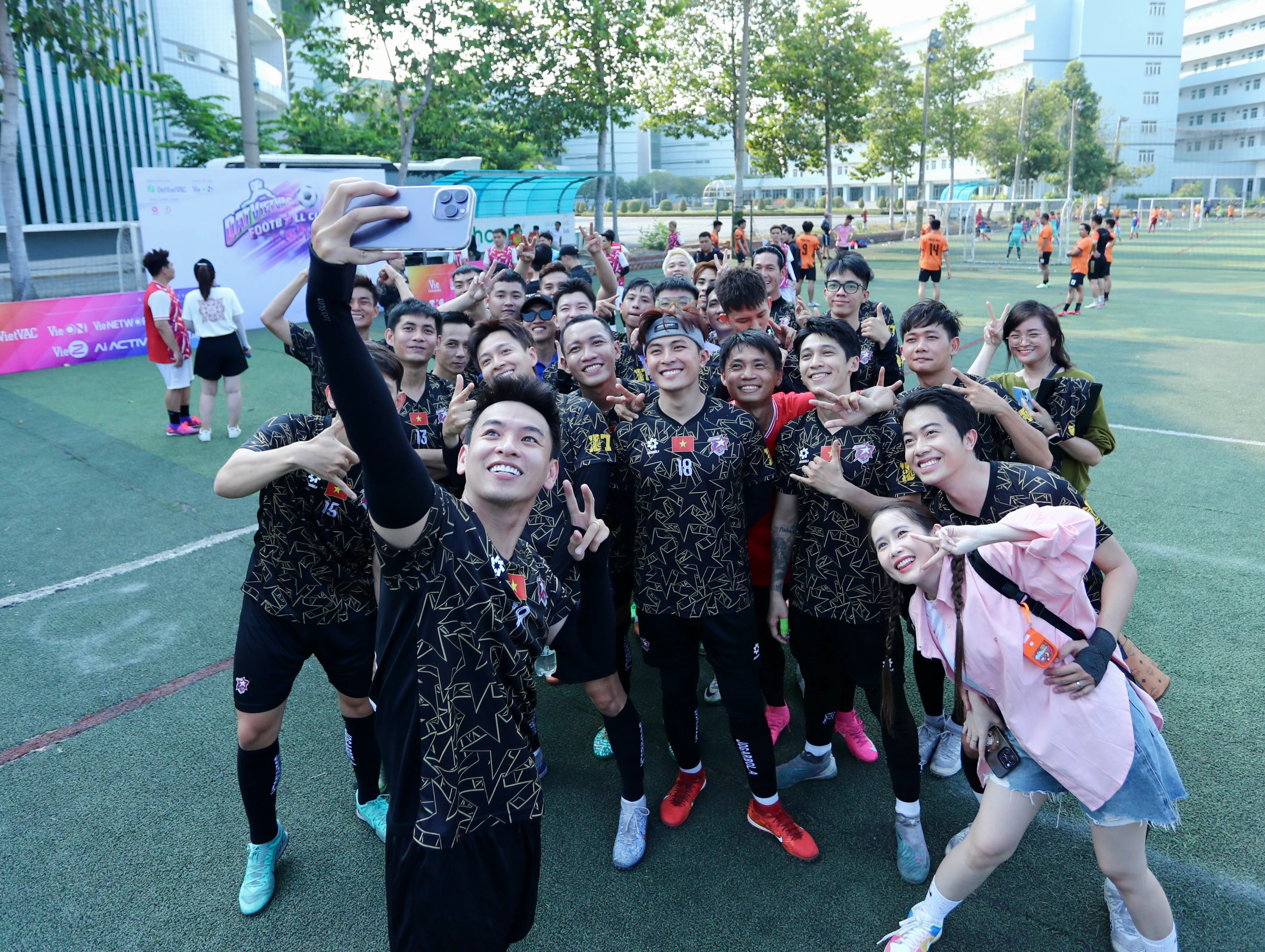 Dàn sao Việt tham gia giải đấu All Star với bộ trang phục độc đáo