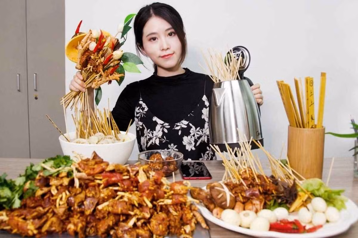 "Thánh ăn công sở" Ms Yeah vẫn chăm chỉ ra clip sau lùm xùm 