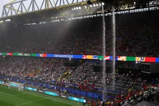 Bên lề EURO 2024: Xuất hiện "kỳ quan thác nước" ở Signal Iduna Park
