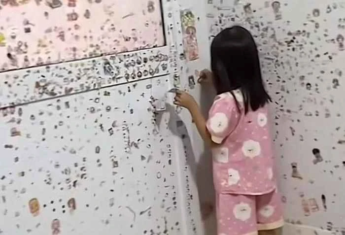 Mua sticker để con bớt xem điện thoại, người mẹ nhận cái kết đắng