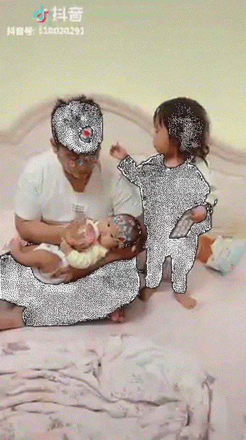 Cuối cùng, vừa xem điện thoại, vừa tốn tiền mua sticker lại mất công dọn dẹp, “combo” huỷ diệt này khiến phụ huynh nào cũng bó tay.