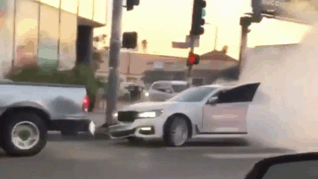 Clip: Tài xế BMW điên cuồng trả thù xe bán tải sau va chạm Clip: Tai xe BMW dien cuong tra thu xe ban tai sau va cham