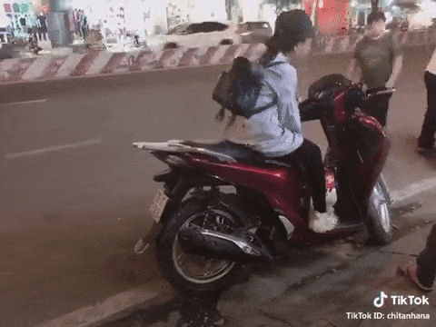"Đây là người đằng sau còn đỡ 1 chút mới giữ được xe để xuống, chứ không biết đi 1 mình sẽ thế nào. Đi SH đẹp thì đẹp thật mà cũng sợ ghê. Lúc ngã chắc không đỡ nổi xe dậy mất" hay "Như đang diễn tả hình ảnh mình. Mỗi lần leo lên là phải chọn chỗ đứng cao xong như bám người để đu lên vậy" là những bình luận mà dân mạng để lại dưới clip của 2 cô gái chiều cao khiêm tốn nhưng vẫn đánh đu với SH.