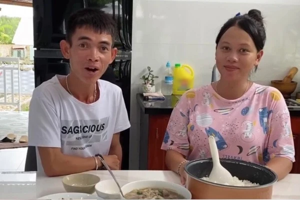 Youtuber "chăn bò" So Y Tiết lộ nhan sắc của vợ