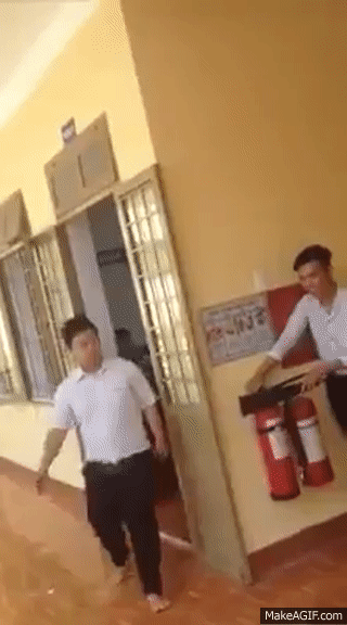 Hiện vẫn chưa biết cậu nam sinh bị xịt bình chữa cháy vào người có bị thương hay không nhưng clip sau khi được đăng lên mạng xã hội đã có những bình luận rất gay gắt lên án trò đùa quá trớn của cậu học sinh nghịch dại.