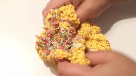 Với slime, người chơi có thể thoải mái tạo ra các hình thù khác nhau hoặc thậm chí, ngay cả khi vụng về, bạn vẫn có thể giày vò cục slime này, ngắm nhìn màu sắc sặc sỡ, lấp lánh và âm thanh lép bép đáng yêu, gây nghiện.