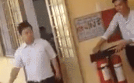 Mới đây, cư dân mạng truyền tay nhau chia sẻ một đoạn clip dài gần 1 phút ghi lại cảnh, một học sinh cầm sẵn bình chữa cháy ở cửa lớp rồi xịt thẳng khí trong bình vào người khiến cậu bạn này giật mình và té ngã.