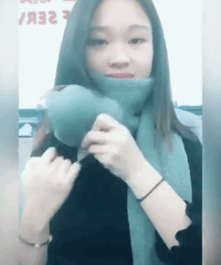 Khăn quàng dường như là món phụ kiện khó có thể thiếu của con gái trong mùa đông. Không chỉ giữ cho cơ thể được ấm hơn mà mà nó còn khiến set đồ của các cô nàng trông xinh xắn và đáng yêu.