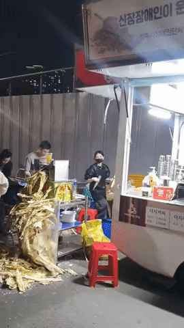 Thậm chí, anh còn liên tục nhấn mạnh rằng: "Ngon quá!" Sau khi thử nước mía Việt Nam được bán tại Hàn Quốc.