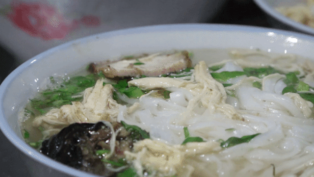 "Thỉnh thoảng, có khách chờ không được nên "giận dỗi" bỏ về. Nhưng rồi mai họ lại tới", chị Chung vừa thoăn thoắt làm phở cho khách vừa chia sẻ.