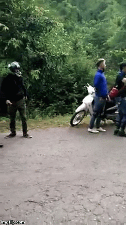 Nhóm phượt có khá đông thành viên, phần lớn mọi người đều trang bị đồ bảo hộ, mũ bảo hiểm, áo phản quang đầy đủ. Tuy nhiên, họ hồn nhiên dừng xe giữa đường rồi mở nhạc nhảy nhót. Cả đoàn phượt đông và xe máy gần như chiếm trọn lòng đường.