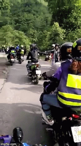 Mới đây, hai đoạn clip về một nhóm phượt thủ lần nữa khiến người ta phải chú ý, lắc đầu ngao ngán khi họ hồn nhiên bật nhạc giữa đường và nhảy múa, thậm chí còn cản trở người tham gia giao thông.