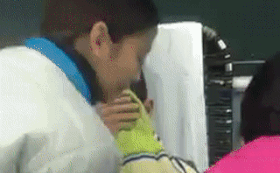 Với bất kì ai, dù là người mạnh mẽ đến cách mấy thì ắt hẳn cũng sẽ có đôi lúc yếu lòng, đặc biệt là với nỗi sợ tiêm phòng hay hiến máu. Mới đây, dân mạng thi nhau chia sẻ đoạn clip dài hơn 1 phút ghi lại hình ảnh một nam sinh vừa lấy chăn che mặt vừa nhăn nhó sợ hãi trước giờ phút chuẩn bị hiến máu khiến nhiều người có trận cười vỡ bụng.