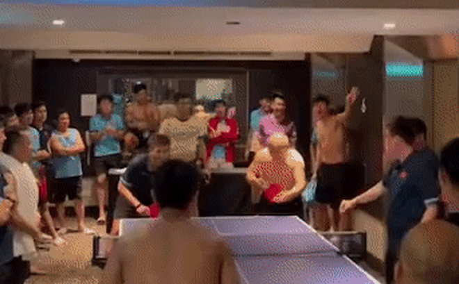Chưa hết, khi ở lợi thế dẫn trước HLV Park Hang Seo có hành động siêu "cute" khiến người yêu mến thích thú. Theo đó, ông chạy về phía đội học trò để ăn mừng và cà khịa.