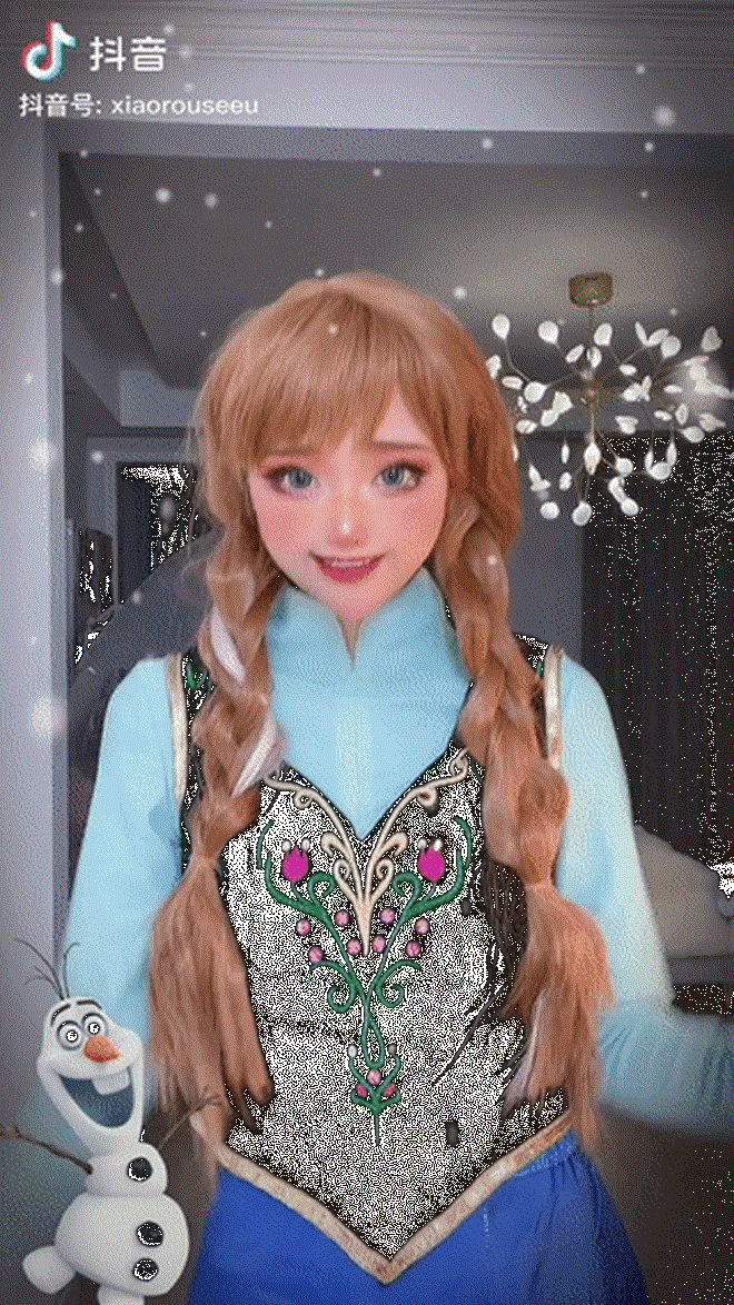 Thật vậy, những màn cosplay của nữ TikToker có tên Tiểu Nhu đều khiến người hâm mộ phải trầm trồ, há hốc mồm vì quá ảo, nhìn lướt qua còn tưởng... hoạt hình.