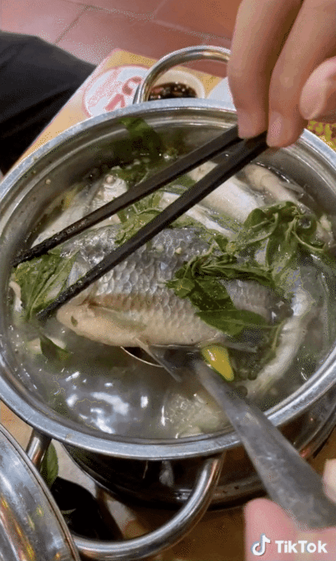 Nếu như chàng trai đăng clip khoe "trời lạnh thế này mà được húp vô 1 phát thì giật cái nách", nhiều cư dân mạng để lại bình luận tỏ ra e ngại bên dưới.