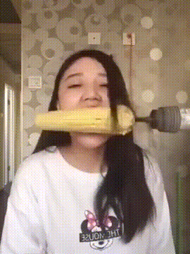 Nhưng khá đen đủi cho cô nàng, do bất cẩn trong lúc ăn ngô, mái tóc dài của cô nàng đã vướng vào mũi khoan và khiến cô "bay" luôn cả một mảng tóc.