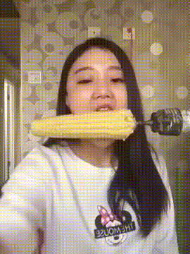 Mới đây nhất, dân mạng Việt đã có một phen cười nghiêng ngả trước một cô gái trẻ người Trung Quốc ăn ngô bằng máy khoan. Cô nàng này cắm bắp ngô vào một chiếc máy (giống như máy khoan), đặt bắp ngô ngay miệng và cho máy khoan quay tự động.