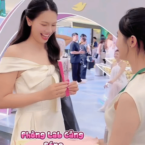 "Kình ngư" người Cần Thơ chọn phong cách trang điểm nhẹ nhàng, tôn lên ngũ quan sáng, đặc biệt là nụ cười tươi tắn càng làm dung nhan mỹ nhân thêm phần rạng rỡ.