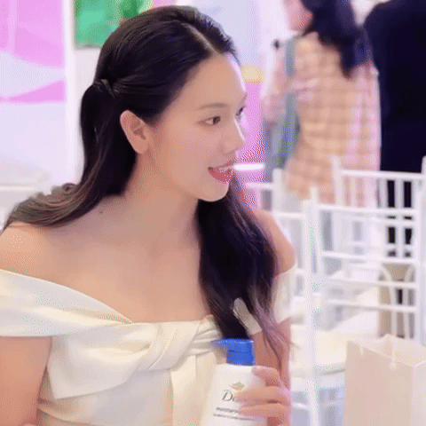 Ánh Viên diện bộ đầm trễ vai khoe khéo xương quai xanh và vóc dáng mảnh mai. Cô nàng mang dáng vẻ tự tin và đầy thu hút khiến người ta khó rời mắt.