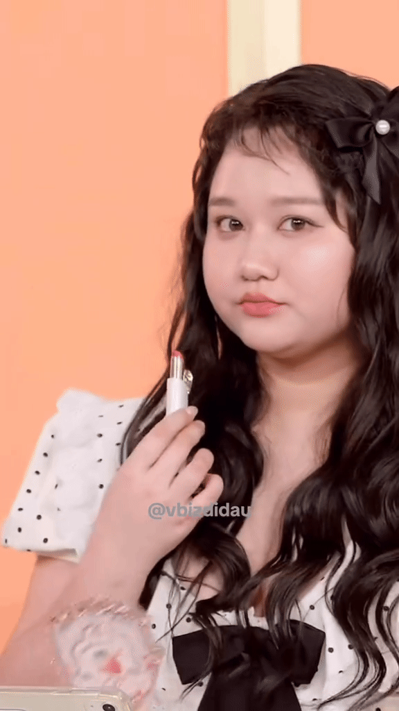 Trúc Anh mới quay trở lại với mạng xã hội nhiều hơn. Như mới đây, nữ chính phim Mắt Biếc đã lần đầu livestream bán hàng, và cô nàng xuất hiện với sự đồng hành cùng cô bạn thân Salim.