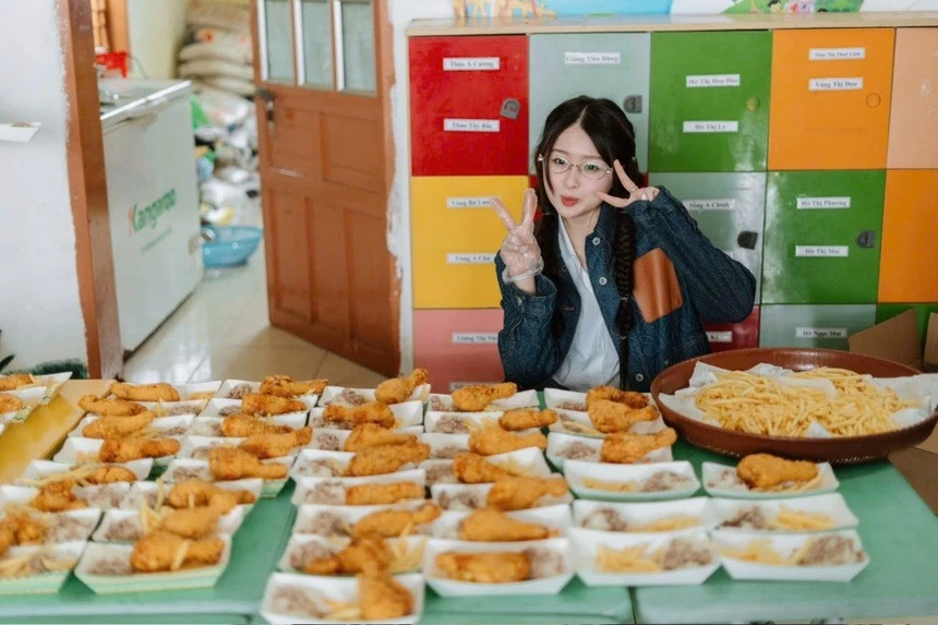 Bị nói "giàu mà từ thiện mỗi gà rán", hot girl Chao lên tiếng