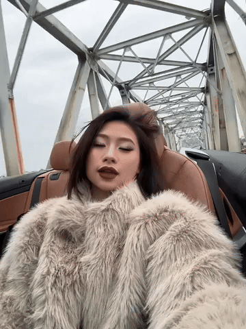 Mái tóc ngắn được tạo kiểu thời thượng, cùng lớp trang điểm đậm đem lại vẻ quyến rũ, cuốn hút cho Louis Phạm (Phạm Như Phương).