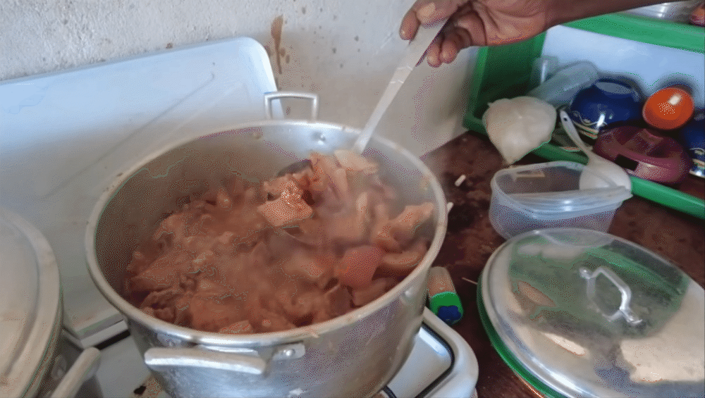 Chỉ cần liệt kê vài món ăn Việt Nam mà Lindo từng nấu như: lòng mề gà xào rau cải, thịt kho tàu, thịt bò xào đu đủ xanh, nem rán, chả lá lốt... ai nấy đều phải thắc mắc không hiểu học từ ai mà nam Youtuber đến từ châu Phi có thể nấu những món ăn Việt Nam thuần thục đến vậy.