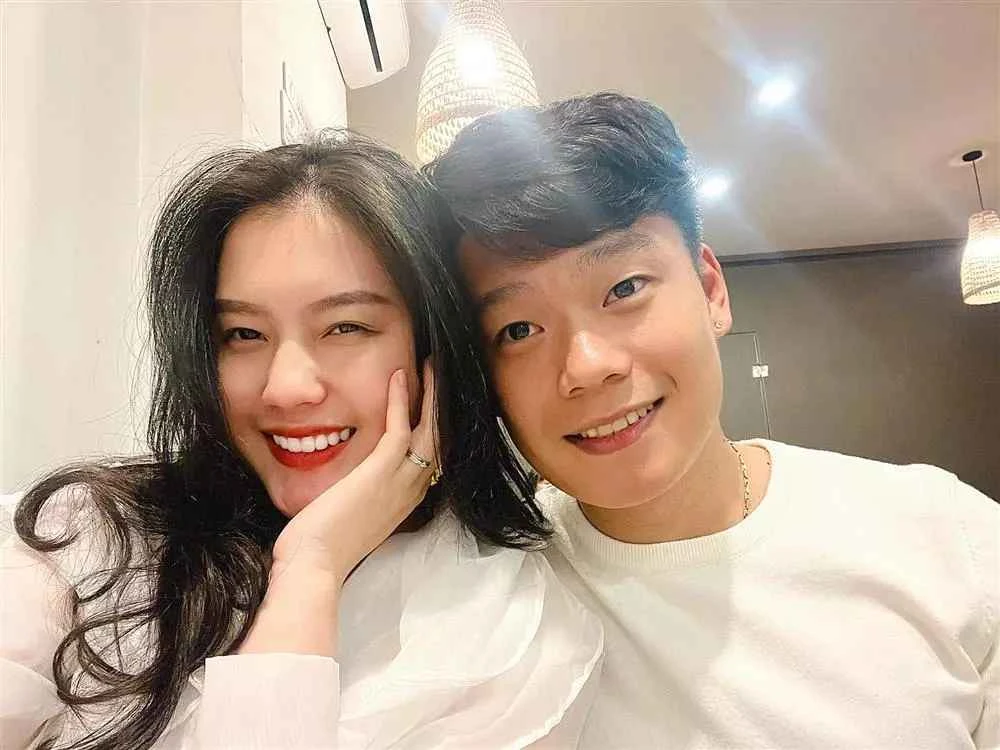 Bị chụp trộm, cô vợ hot girl của Thành Chung lộ nhan sắc thật