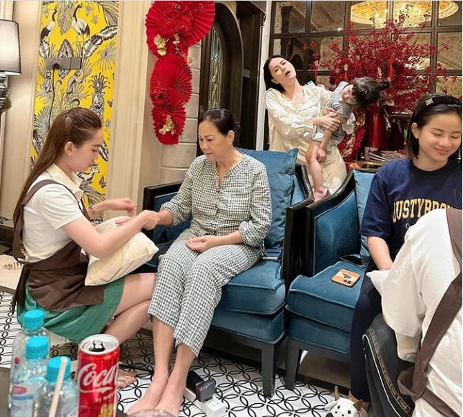 "Vú nuôi" nhà Đoàn Di Băng ung dung làm nail, chủ tự trông con