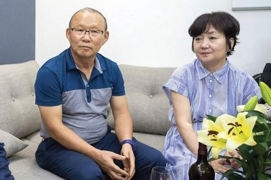 HLV Park Hang Seo và hôn nhân đẹp - bền - uy tín với bà xã