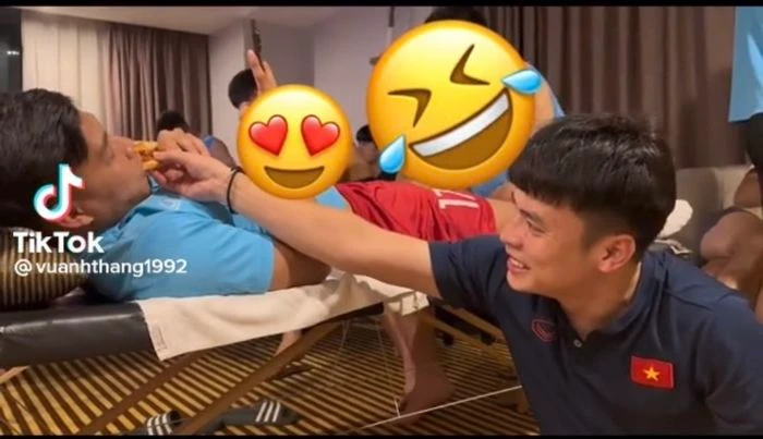 Lộ clip Văn Thanh được chăm như "ông hoàng" tại đội tuyển Việt Nam
