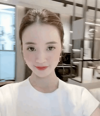 Lần hiếm hoi nữ diễn viên để lộ sống trong căn hộ sang xịn.