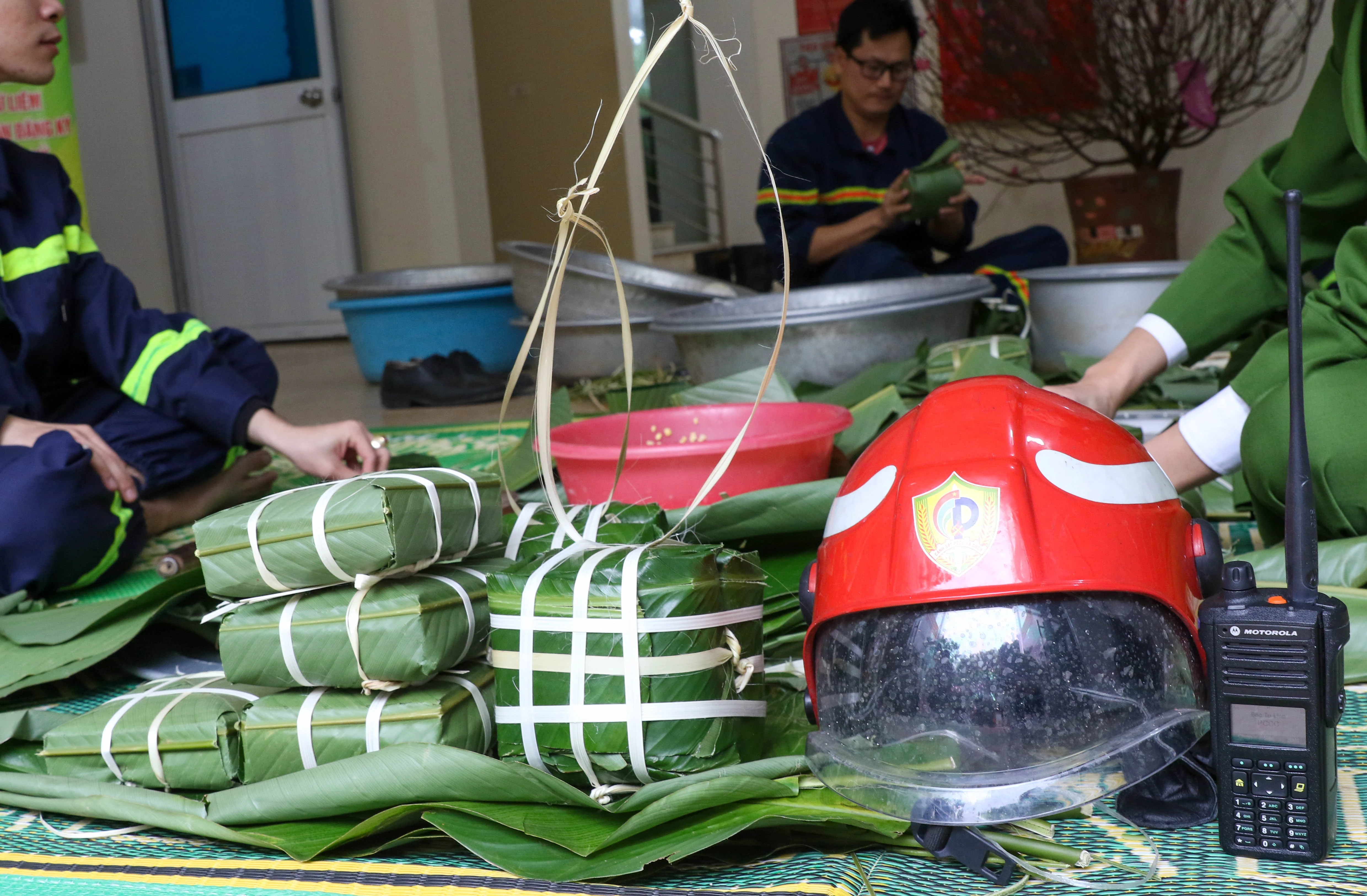 Trực chiến 100% quân số, Cảnh sát PCCC Bắc Từ Liêm gói bánh chưng đón Tết