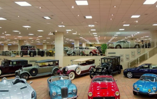 Dù có 27 tầng nhưng Antilia không có tầng hầm. Từ tầng 1 đến tầng 6 của tòa nhà được thiết kế thành khu đỗ xe cho cả gia đình. Thiết kế này một phần nhằm hạn chế tình trạng ngập úng khi Ấn Độ bước vào mùa mưa lũ.