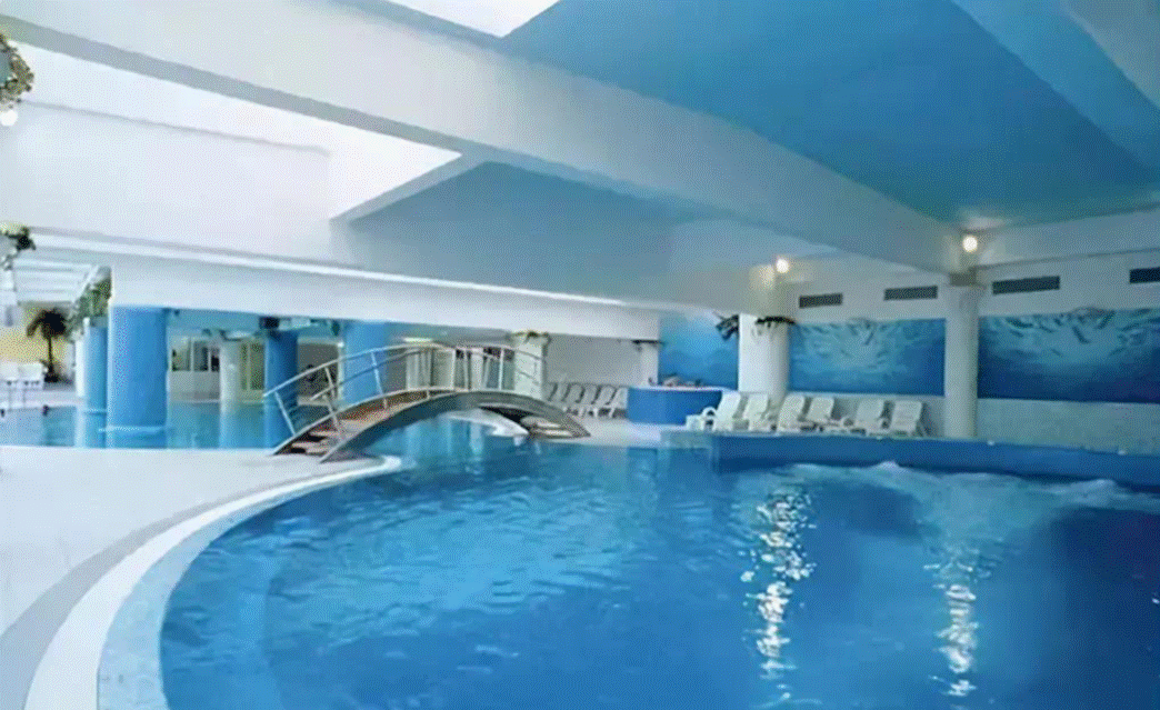 Tầng 27 là khu vui chơi, giải trí có rạp chiếu phim, bể bơi 4 mùa, phòng băng tuyết để gia đình có thể tránh cái nóng gay gắt vào mùa hè.... Nguồn ảnh: BI, Architecturaldigest