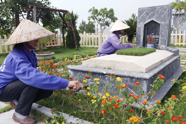 Một trong những công việc lạ lùng dịp Tết "hốt bạc" nhiều nhất là tảo mộ thuê. Dịch vụ này xuất hiện do nhiều người dân thành thị bận rộn, không có thời gian để chăm lo mồ mả tổ tiên dịp cuối năm. Ảnh: Dân Việt.