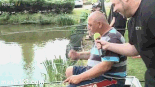 Hỏi gì lắm thế, xuống tắm cái cho tỉnh táo.