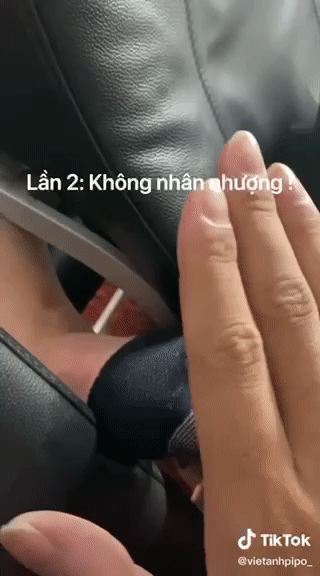 Lần đầu tiên, chàng trai dùng nước rửa tay xịt vào chân đối phương nhưng không xi nhê gì. Lần thứ hai, thanh niên phải đánh hẳn lên chân thì người ngồi sau mới chấp nhận rút về.