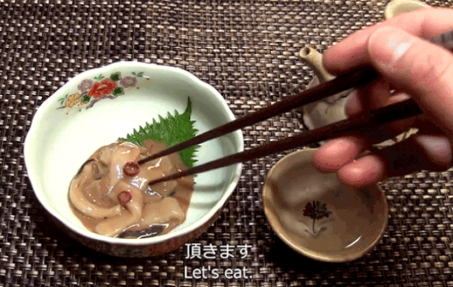 Thời gian ủ Shiokara kéo dài khoảng 6 tháng, thành phẩm là những miếng hải sản có độ sệt, hơi nhớt, đi kèm mùi tanh nồng đặc trưng và có chút mùi chua lên men tạo thành tổng thể món ăn không dễ ngửi chút nào.