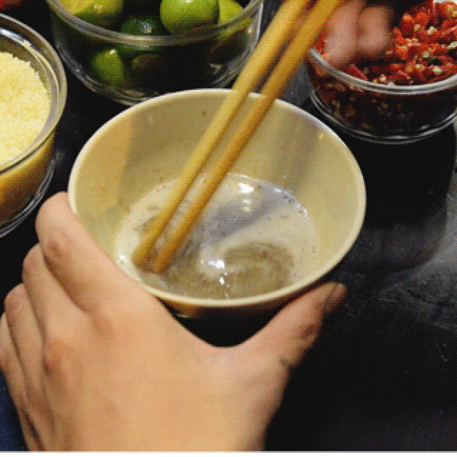 Bún đậu mà thiếu mắm tôm thì quả là không thể trọn vẹn hương vị được. Ngoài bún đậu, mắm tôm còn là một gia vị quen thuộc trong các món ăn Việt Nam như bún riêu, bún ốc, bún thang, giả cầy, sứa đỏ.