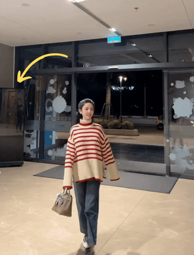 Đáng chú ý hơn, Quang Hải còn nhiệt tình quay clip “sống ảo” cho người yêu. Qua dáng vẻ trong gương, nhiều người nhận xét nam cầu thủ có vẻ rất chuyên nghiệp khi quay clip, chụp ảnh giúp bạn gái.