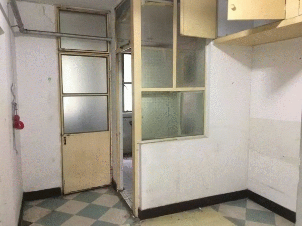 Được biết, ngôi nhà nằm trên một dãy phố cũ tại Triều Dương, thành phố Bắc Kinh này có tuổi đời đã 94 năm, thiết kế có phần thiếu hợp lý của căn nhà từ nhiều năm khiến cho không gian sống trở nên tối tăm, kém nổi bật. Năm 2002, chủ căn nhà chuyển tới nơi khác sinh sống và căn nhà được cho thuê nhưng vẫn không được sửa sang hay xây dựng lại, vì vậy mọi cơ sở vật chất, nội thất trong nhà đều đã quá cũ kĩ và cần được cải tạo.