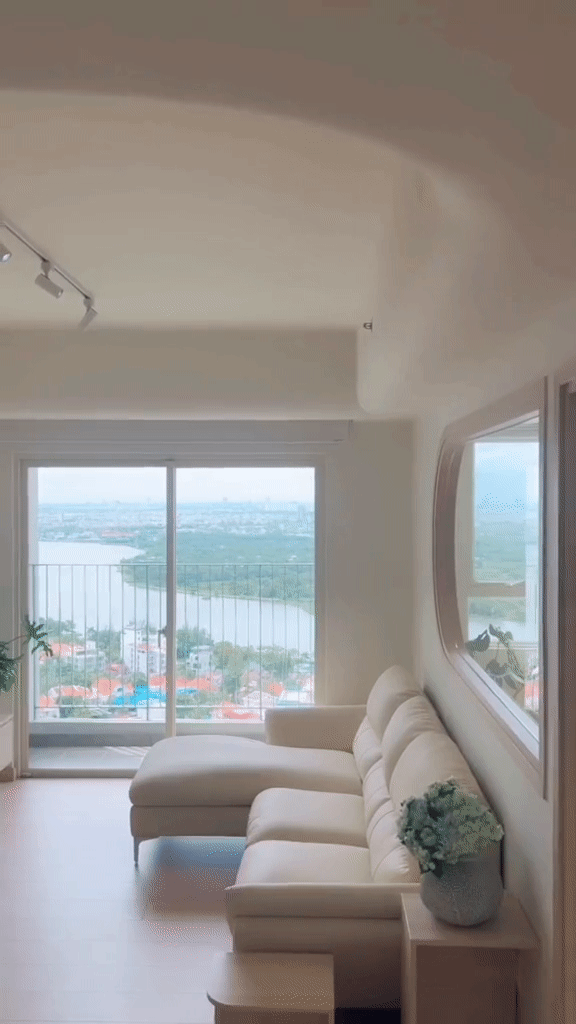 Căn hộ của Ngô Thanh Vân với 2 phòng ngủ và 1 phòng khách. Ban đầu, căn nhà mang phong cách đơn giản với gam màu xám đen tạo cảm giác lạnh lẽo và chật chội hơn.