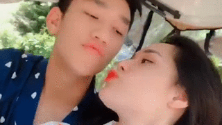 Lâu nay, cả Trọng Đại và Huyền Trang đã nhiều lần thể hiện tình cảm với nhau qua mạng, nhưng đến gần đây, khi du lịch Phú Quốc, cô nàng thí sinh hoa hậu và cầu thủ Olympic Việt Nam mới đăng tải những hình ảnh đầu tiên bên nhau, công khai mối quan hệ.