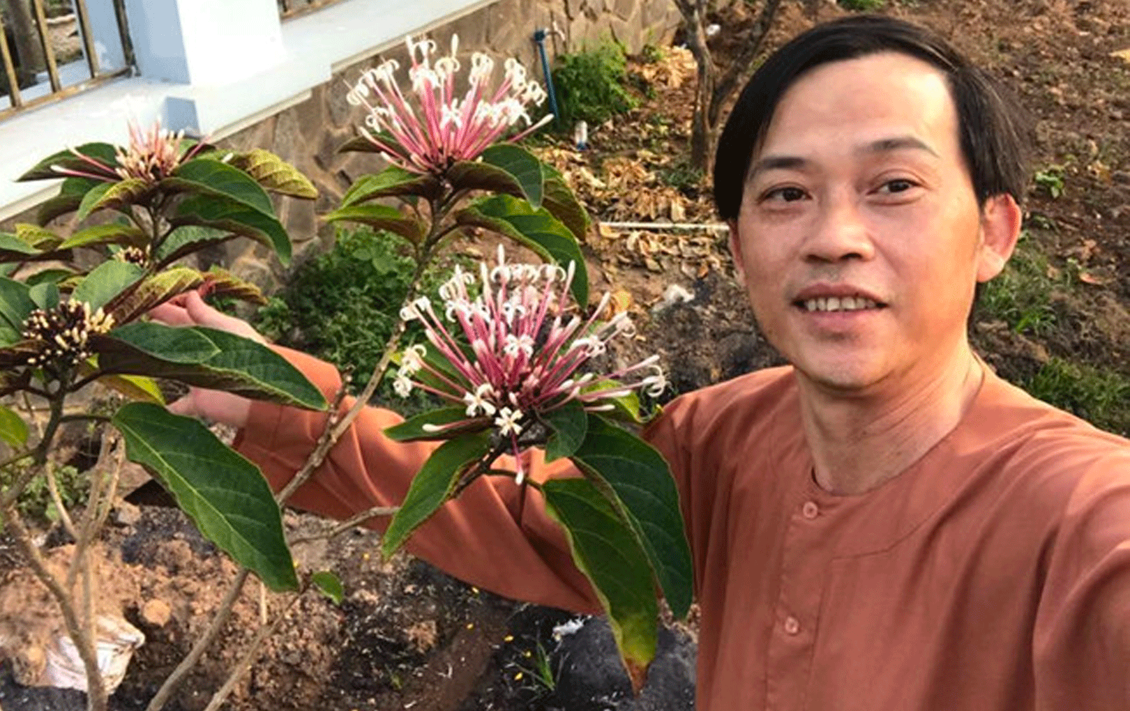 Thậm chí, ca sĩ Dương Triệu Vũ cũng tiết lộ rằng dù NSƯT Hoài Linh được tặng không ít đồ bổ nhưng chỉ thích cá khô. Đó là món nam danh hài thích từ nhỏ. Ảnh: Lao động